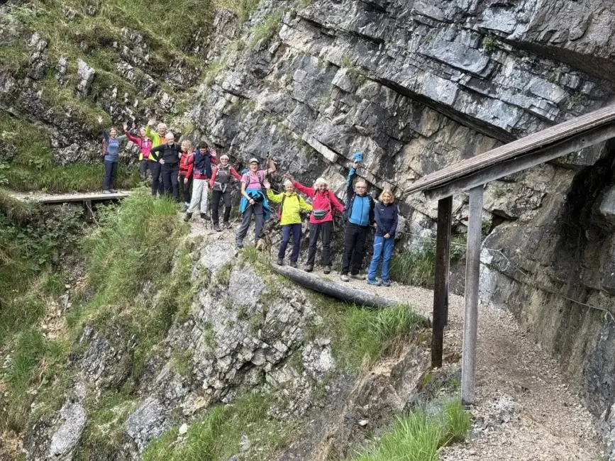 20 mehr oder weniger bergwillige auf schmalen Wegen