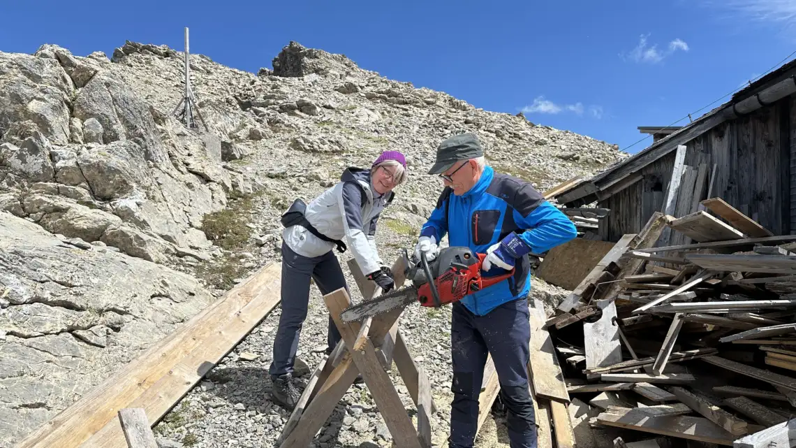 Gaby und unser Vorstand Wolfgang Storck beim Holz machen